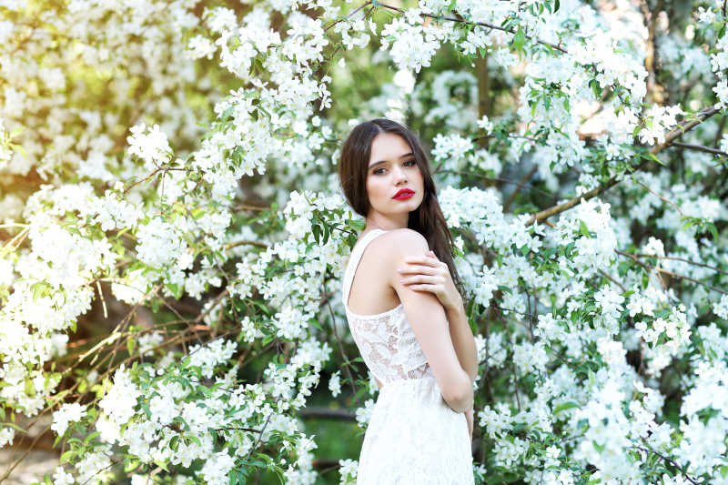站在开花树前的性感美女