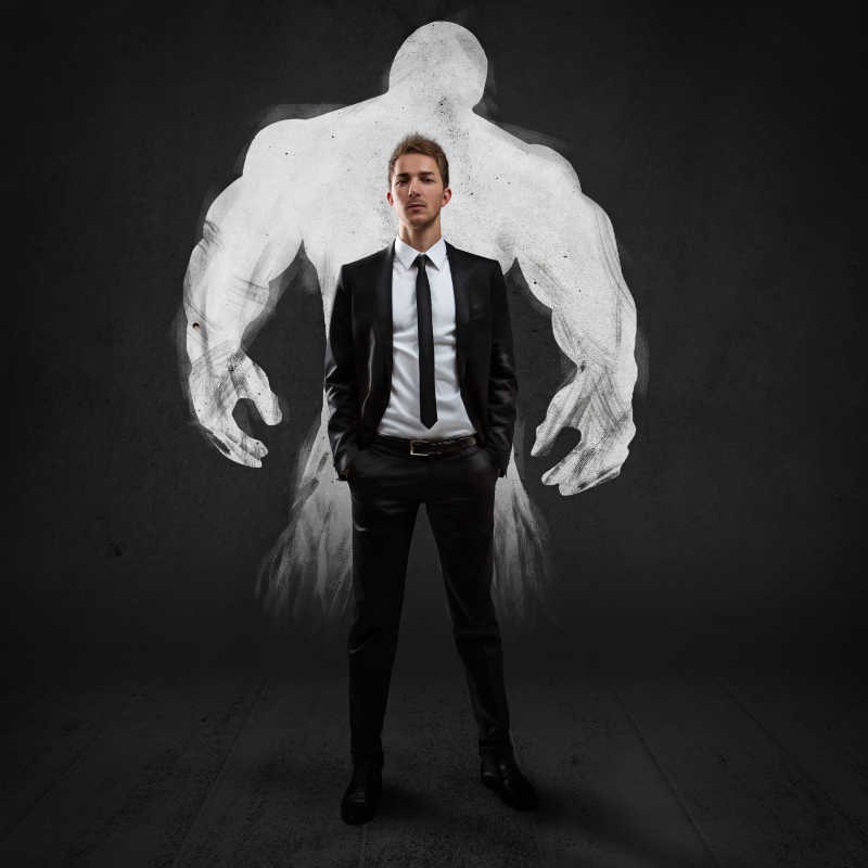 成功的商人与超级英雄在黑色背景下