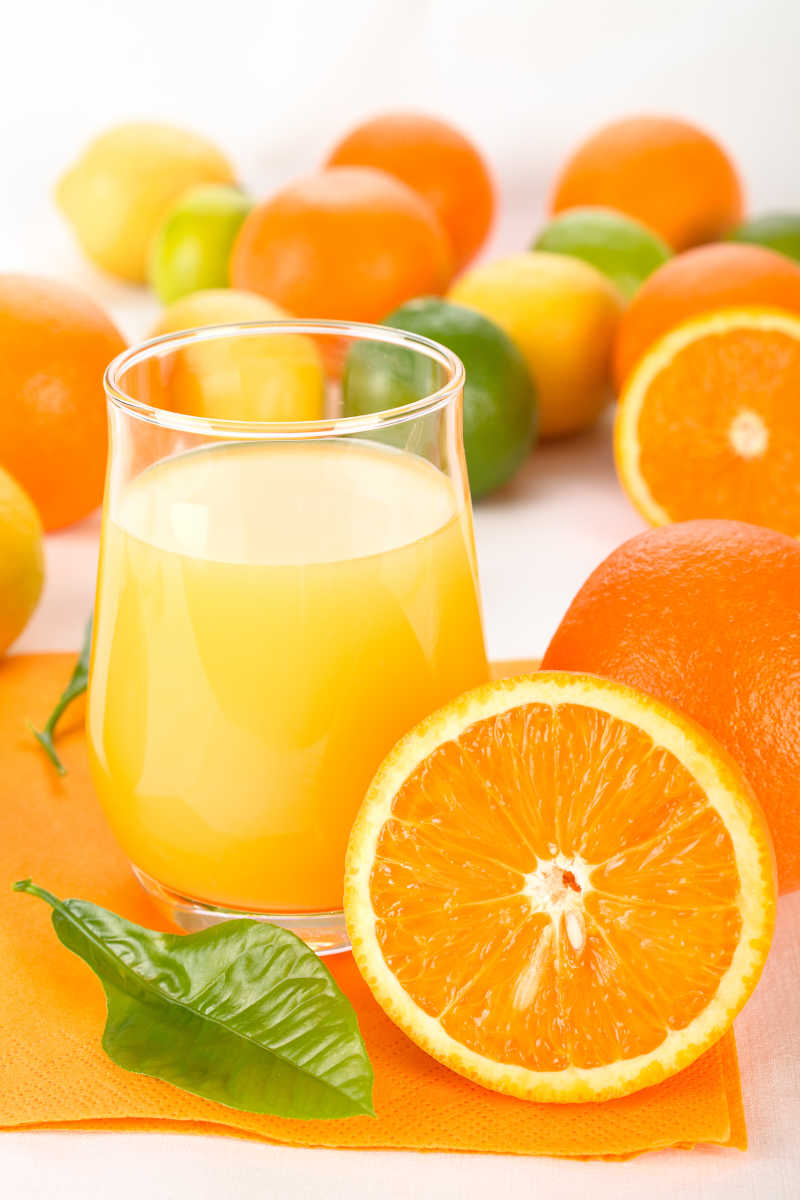 放在木桌上的新鲜橙汁