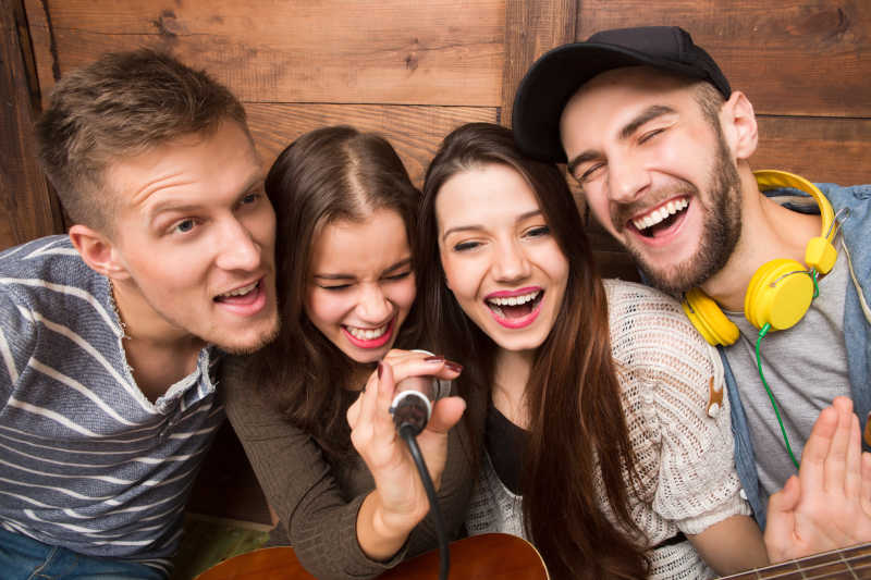 在卡拉OK唱歌的朋友们