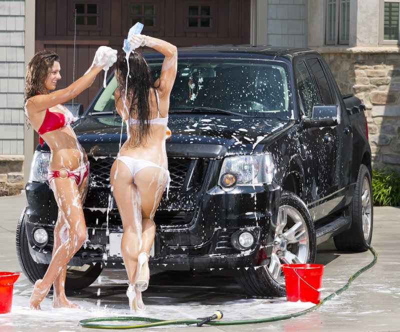 户外阳光下洗车的比基尼美女