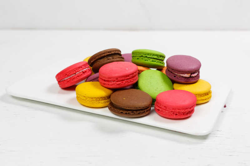 白色背景上的彩色马卡龙