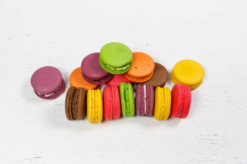 白色背景上马卡龙