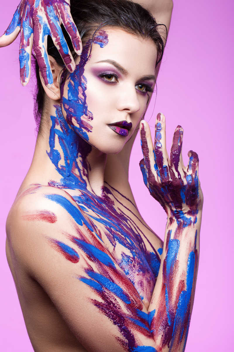 身上涂满水彩的年轻女孩