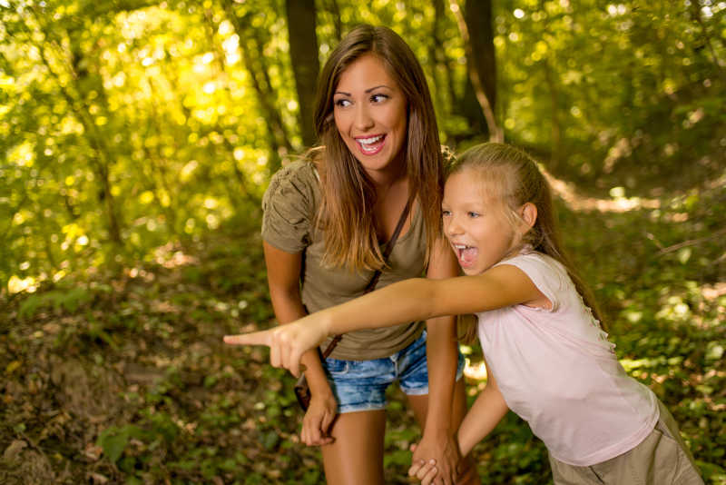 森林里的年轻妈妈与女儿