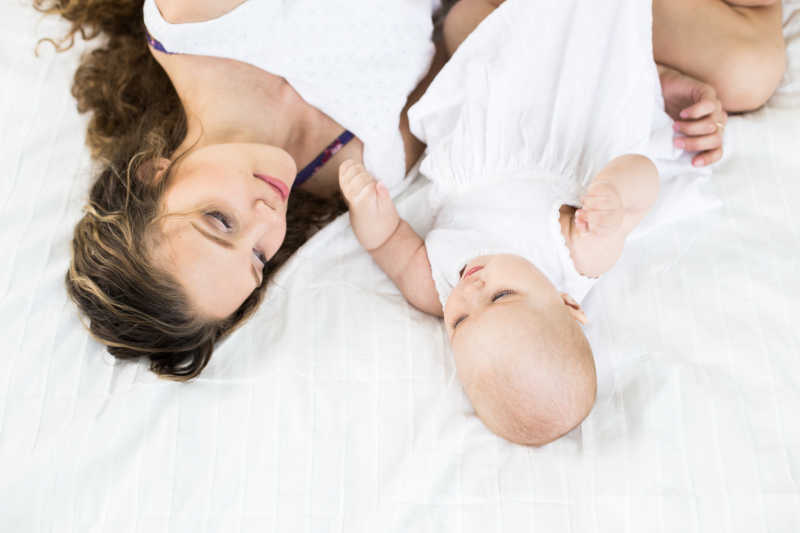 卧室里的婴儿和母亲