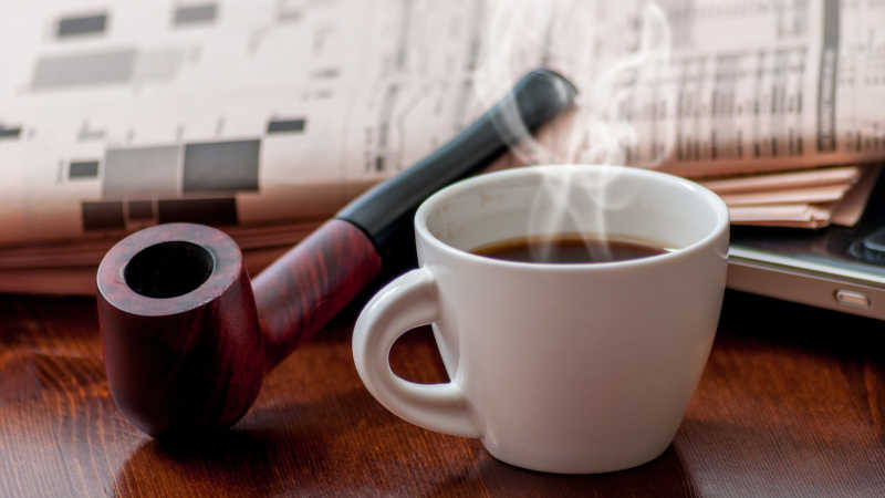 桌上的报纸和咖啡