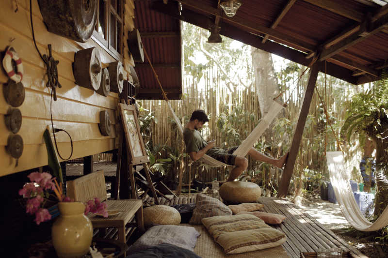 热带海滩房屋里的男人