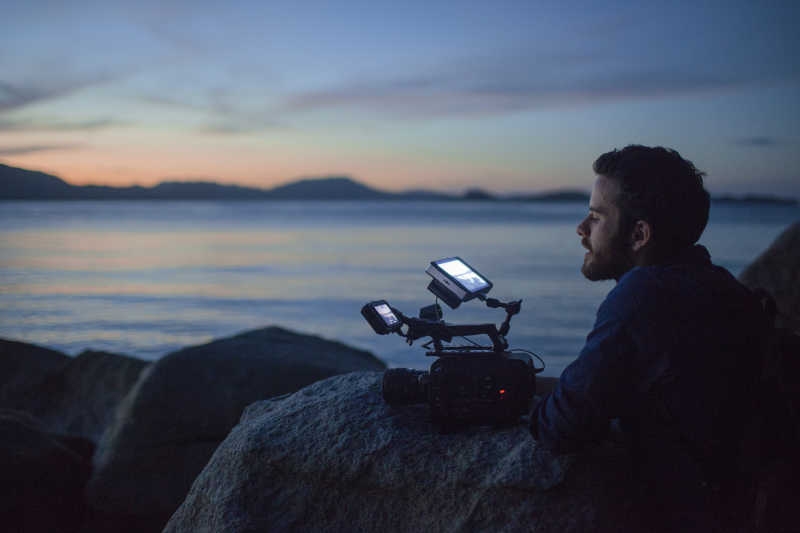 海滩拍摄视频的男人