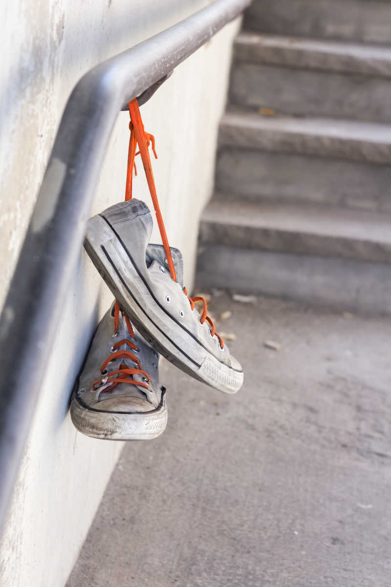 悬挂的一双老旧的帆布鞋