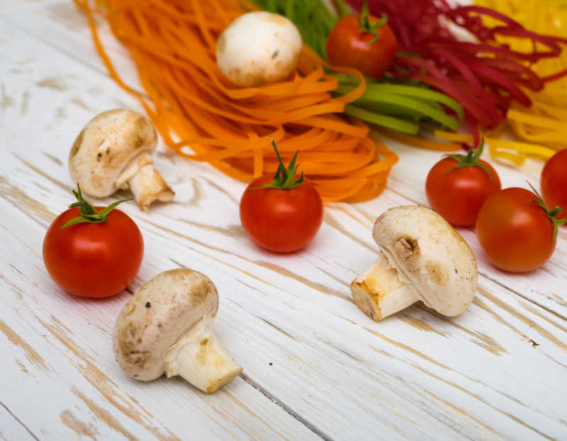 白色木桌上的蔬菜色意大利面