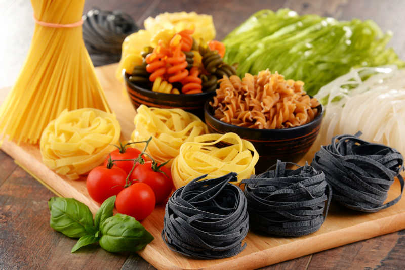 餐桌上有多种面食的组合