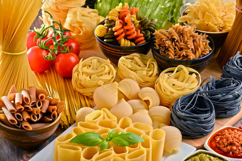 多种餐桌上面食的组合