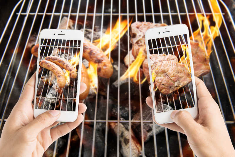 正在拍烧烤的智能手机