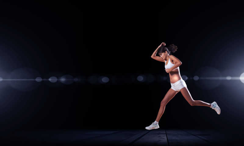 身材超高的女运动员跑步