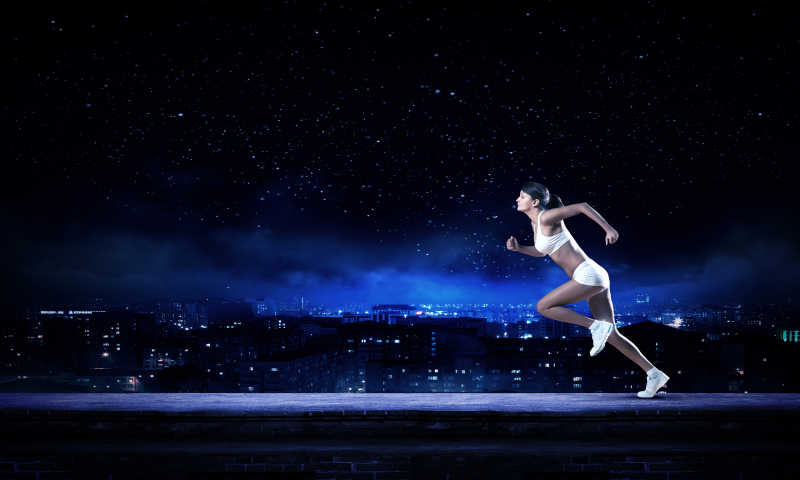 星空下跑步的美女运动员