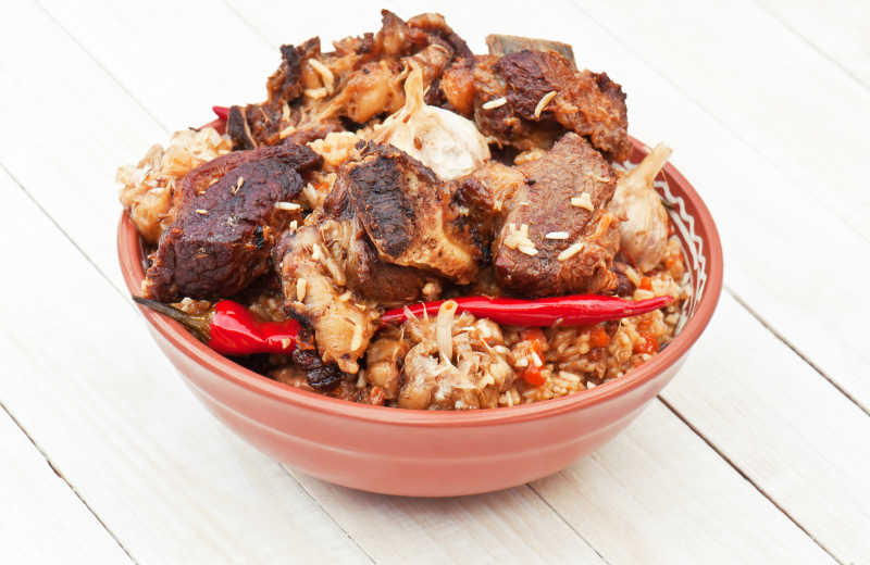 木桌上一碗美味的排骨炒饭