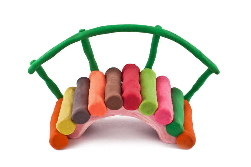 白色背景上用彩色橡皮泥制作的桥