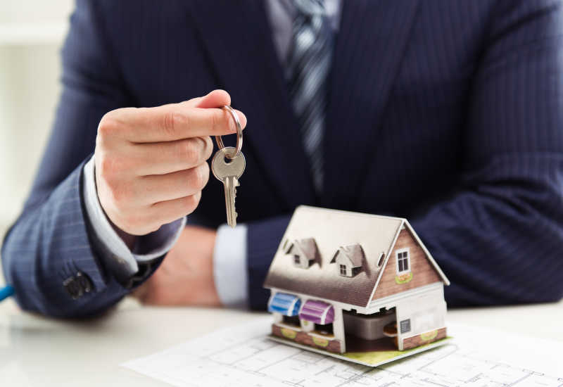 房地产销售员展示钥匙