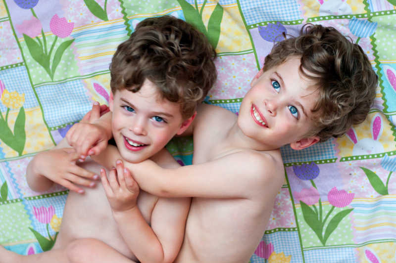 快乐的双胞胎兄弟