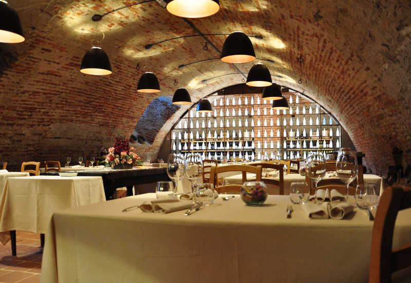 地下酒窖里的美食餐厅