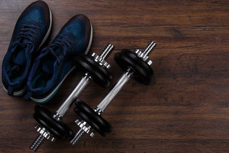 哑铃和运动鞋