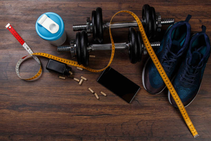 健身器材哑铃与运动鞋