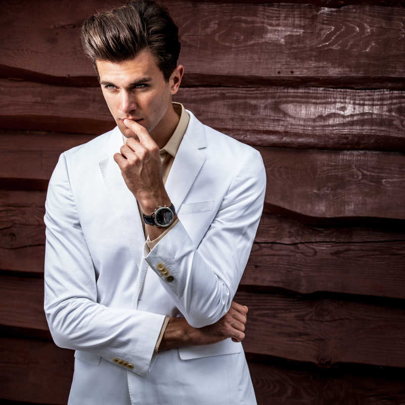 年轻的漂亮的时尚男子穿着白色衣服