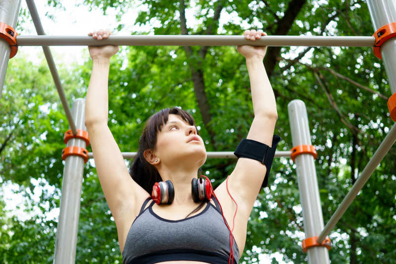 正在玩单杠的健康女性