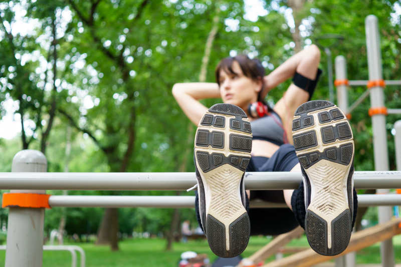 坐在双杠上的美女