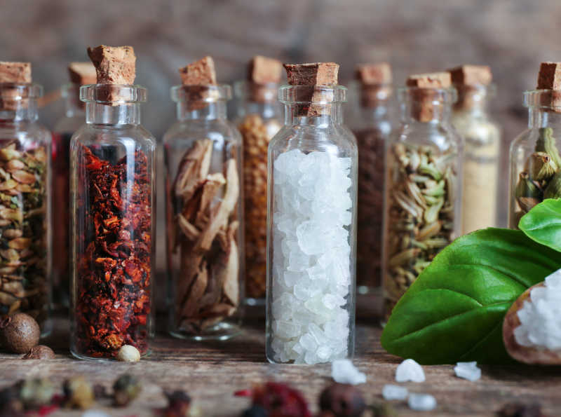 装着干香料的玻璃瓶