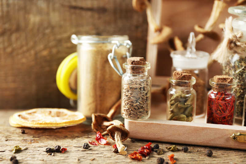 玻璃瓶里的调味料