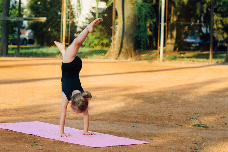 在户外练习体操的小女孩