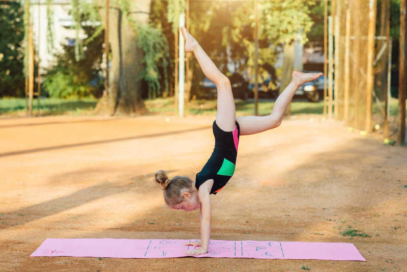 进行体操运动的小女孩