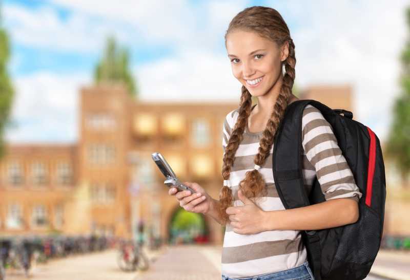 拿着手机的女同学