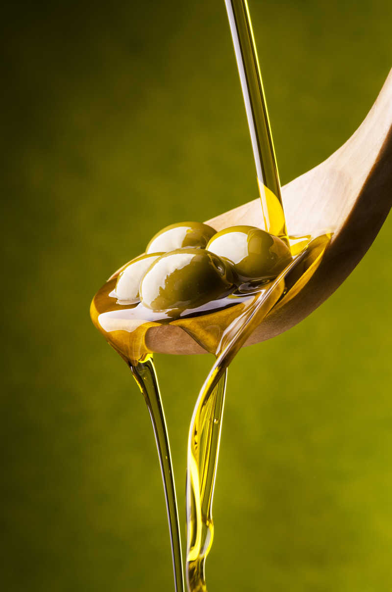 木勺里的橄榄油