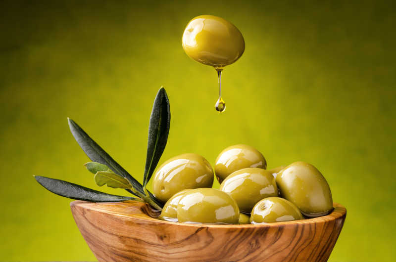 从橄榄里滴下来的橄榄油