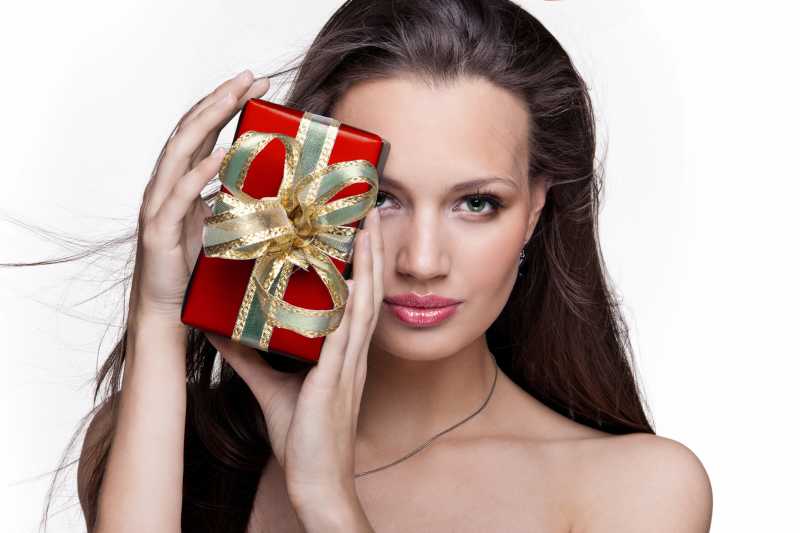 美丽女孩拿着礼品盒