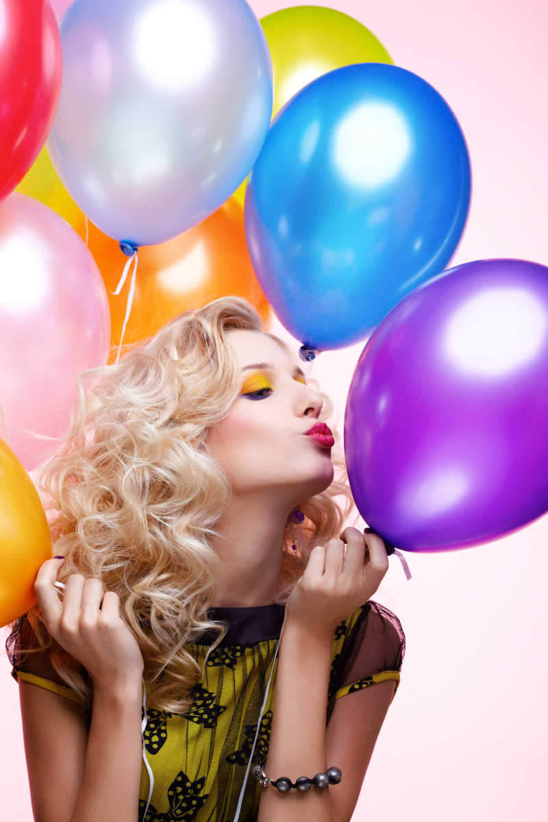 用气球庆祝生日的金发女孩
