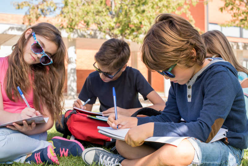 校园里的戴着墨镜学习的孩子们