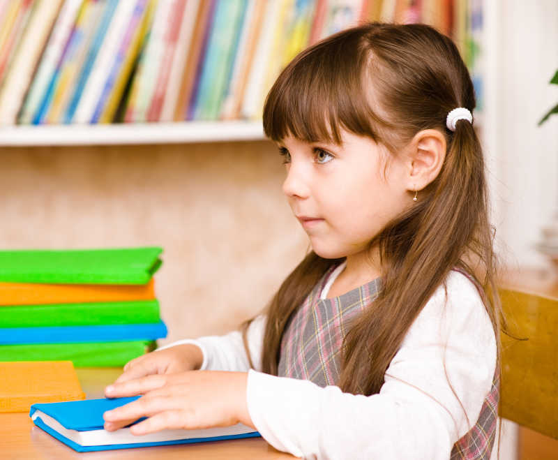 课堂上的可爱小女孩