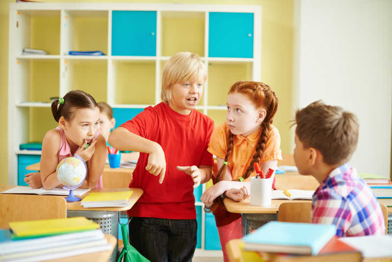 讨论问题的小孩子们