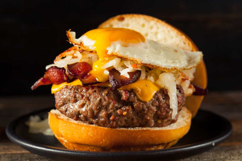 芝士汉堡配咸肉鸡蛋和烤面包