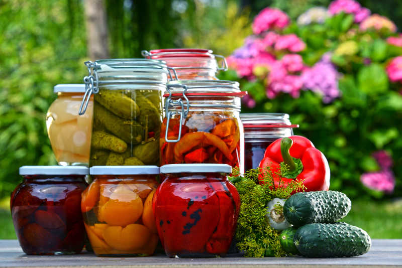 花园里腌制的蔬菜和水果罐子