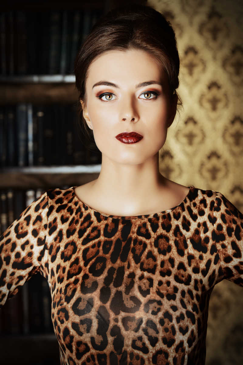 有魅力的穿礼服干练的成熟女性