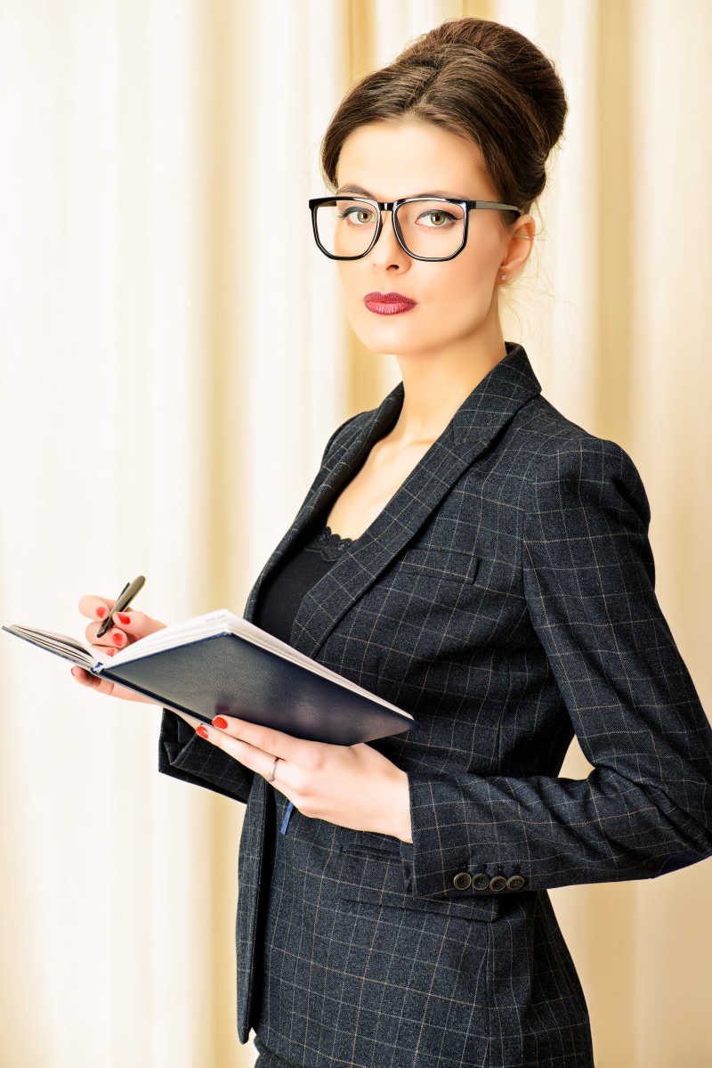 一个穿正装的戴眼镜的成熟女商人