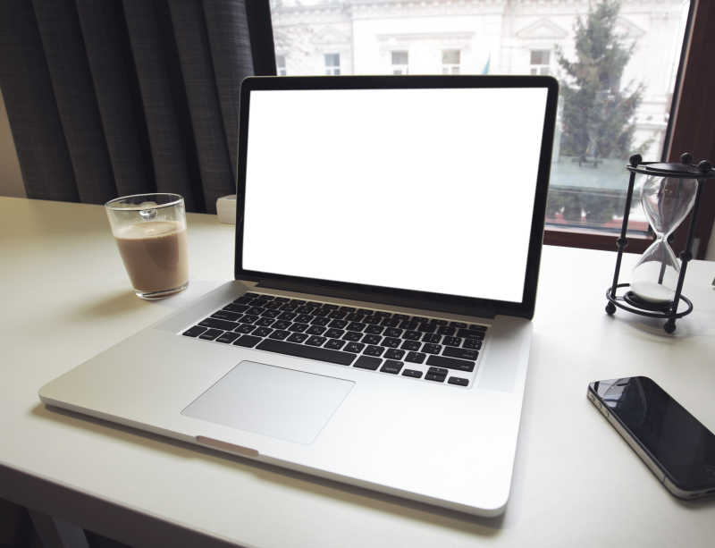 桌上空白屏幕的笔记本电脑