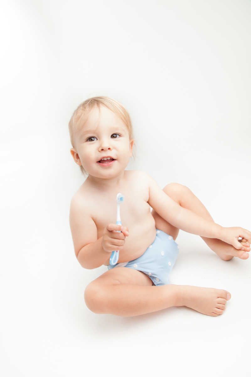 带牙刷的小宝宝