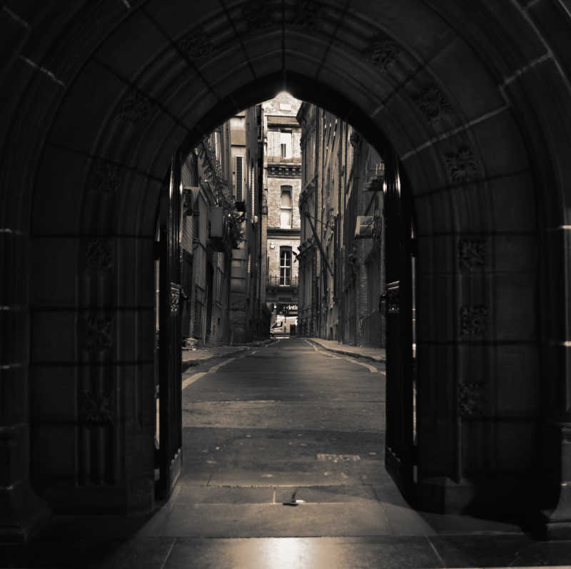 黑暗中古建筑中的拱门
