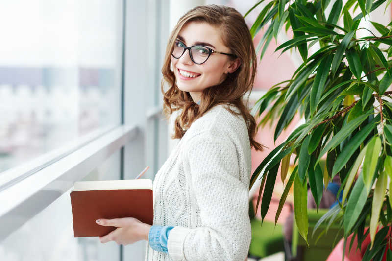 戴眼镜的长着棕色头发的美女